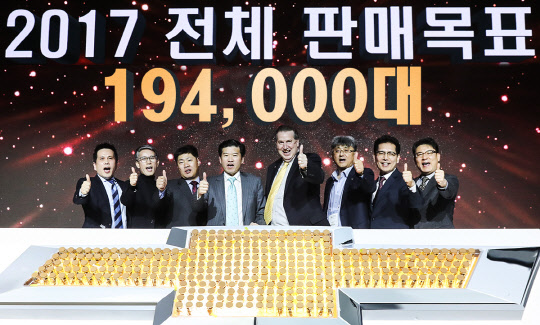한국GM은 8일 인천 네스트호텔에서 '2017 쉐보레 전국 대리점 워크숍'을 개최했다. 사진은 이날 행사에 참가한 한국GM 제임스 김 사장(가운데 왼쪽), 데일 설리번 부사장(가운데 오른쪽)을 비롯해 한국GM 임직원과 쉐보레 전국 대리점 대표들이 기념 자세를 취하는 장면. <한국GM 제공>